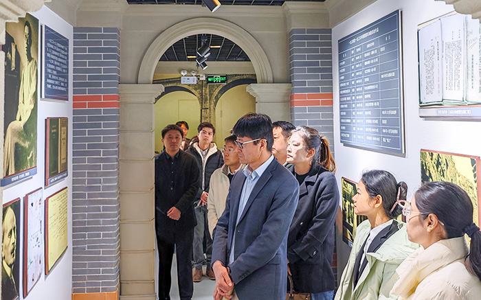 活动伊始，来自上海杉达学院、上海工艺美术职业学院、上海交通职业技术学院、上海邦德职业技术学院、上海建桥学院、上海电子信息职业技术学院、上海震旦职业学院、上海中侨职业技术大学、上海东海职业技术学院、上海工商职业技术学院等兄弟院校的代表一同参观了“疾风迅雨廔——傅雷生平陈列馆”与“徐悲鸿艺术国际交流中心”。其中，傅雷生平陈列馆展出的翻译手稿复刻件、《傅雷家书》早期版本等300余件展品，生动诠释“先做人、后成‘家’”的家风智慧；徐悲鸿艺术国际交流中心的102幅经典作品复刻则深刻展现“尽精微，致广大”的艺术追求，让嘉宾们沉浸式体验了两大教育实践基地的独特魅力。